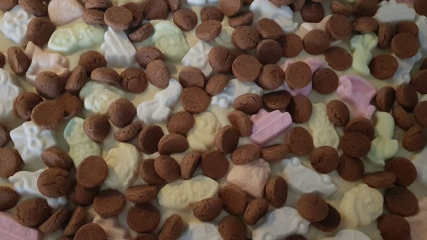 Sinterklaas traktatie, chocolade brokken met schuimpjes en pepernoten!